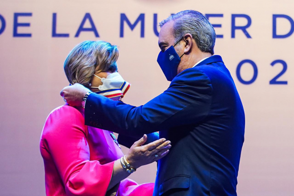 En el Día Internacional de la Mujer Yadira Henríquez recibe la Medalla al Mérito de la Mujer