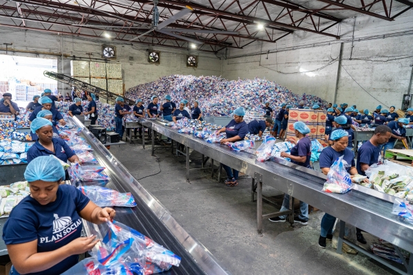 Plan Social entrega kits de Habichuelas con Dulces a familias de todo el país