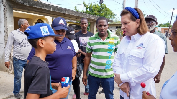 Gobierno lleva soluciones a familias en Boca Chica a través del Plan Social